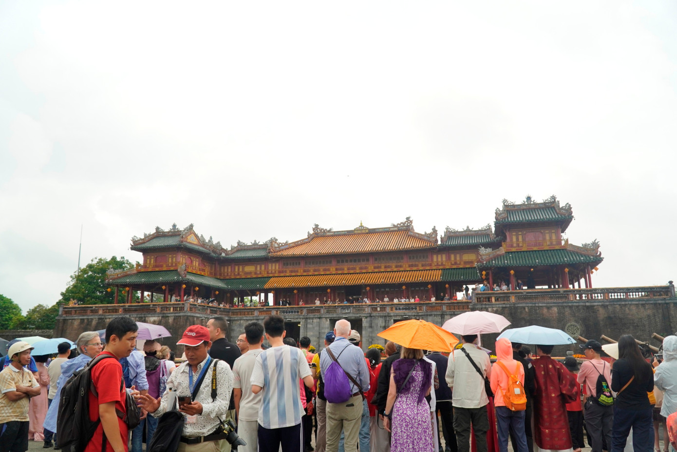 Du kh&aacute;ch &ugrave;n &ugrave;n &lsquo;x&ocirc;ng đất&rsquo; Đại nội Huế- Ảnh 1.