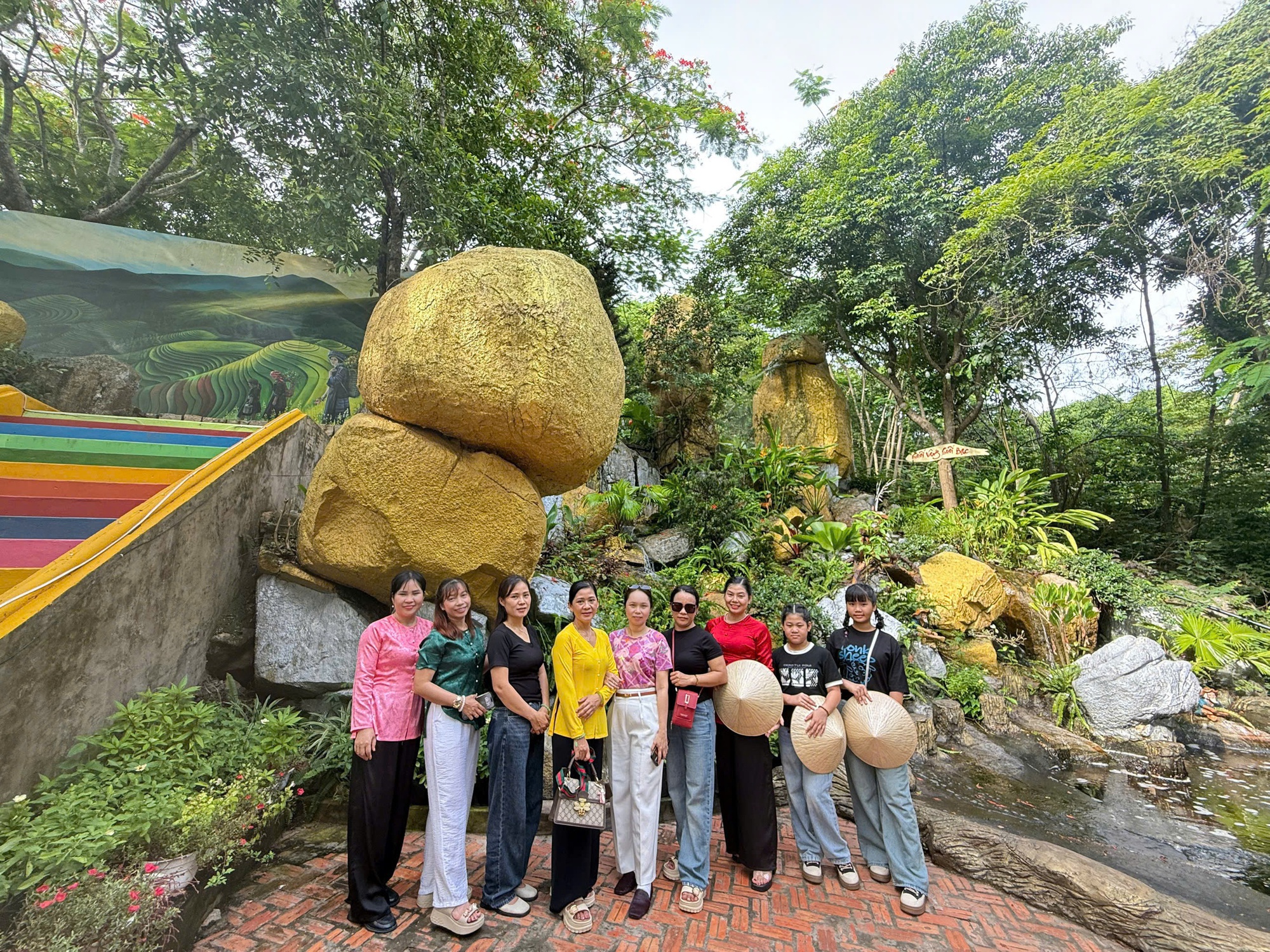 Mùng 1 Tết, “biển người” đổ về Miếu Bà Chúa Xứ núi Sam- Ảnh 10. Mùng 1 Tết, “biển người” đổ về Miếu Bà Chúa Xứ núi Sam- Ảnh 10.