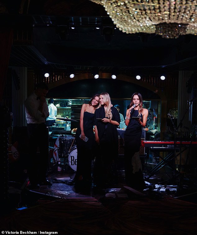 Cả nh&agrave; Beckham l&ecirc;n đồ sang chảnh, kh&iacute; chất t&agrave;i phiệt dự tiệc, cậu cả Brooklyn vẫn tự c&ocirc; lập khỏi gia đ&igrave;nh- Ảnh 2.