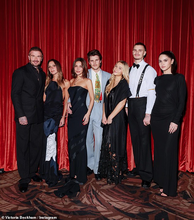 Cả nh&agrave; Beckham l&ecirc;n đồ sang chảnh, kh&iacute; chất t&agrave;i phiệt dự tiệc, cậu cả Brooklyn vẫn tự c&ocirc; lập khỏi gia đ&igrave;nh- Ảnh 1.