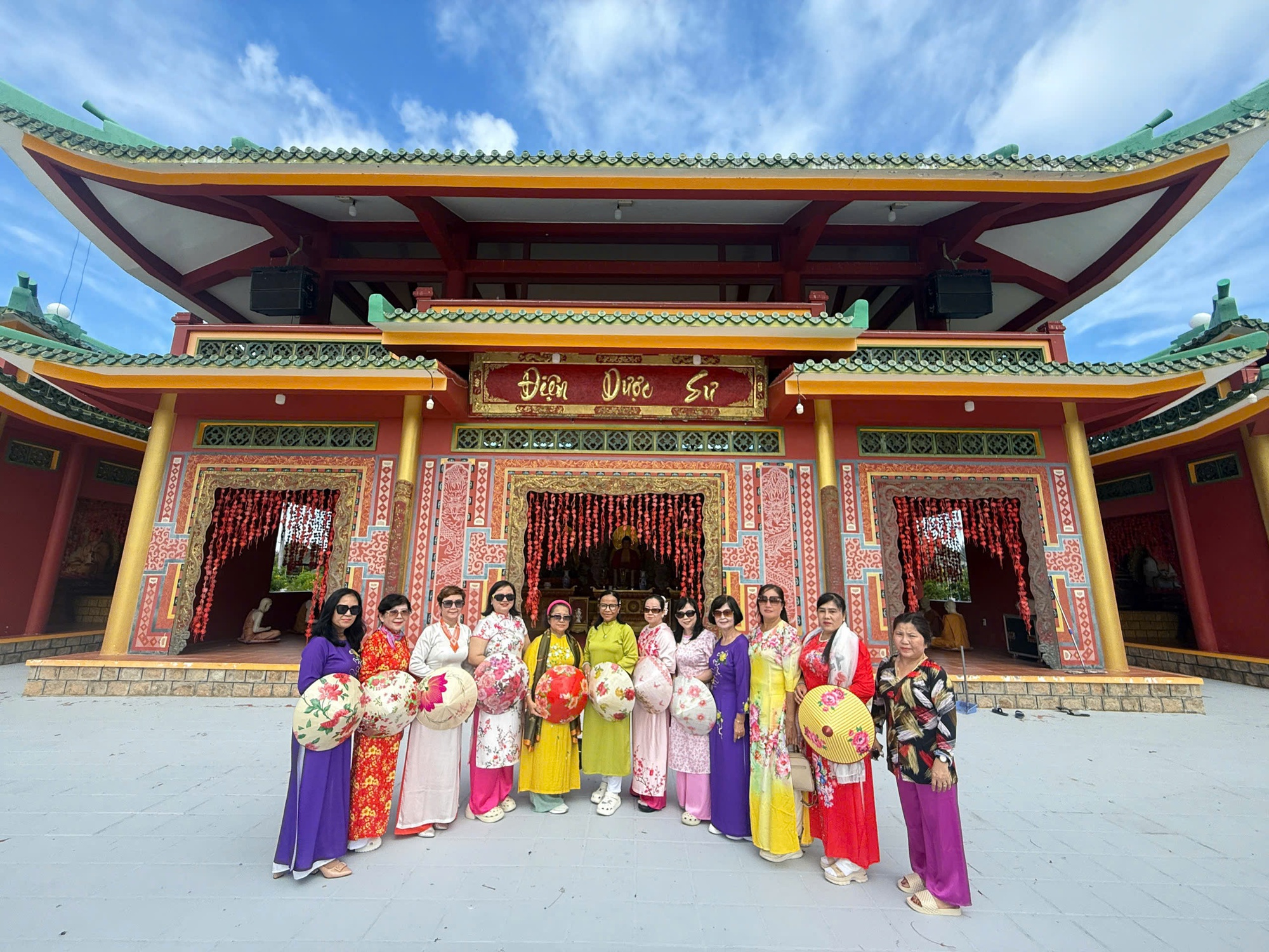 Mùng 1 Tết, “biển người” đổ về Miếu Bà Chúa Xứ núi Sam- Ảnh 11. Mùng 1 Tết, “biển người” đổ về Miếu Bà Chúa Xứ núi Sam- Ảnh 11.