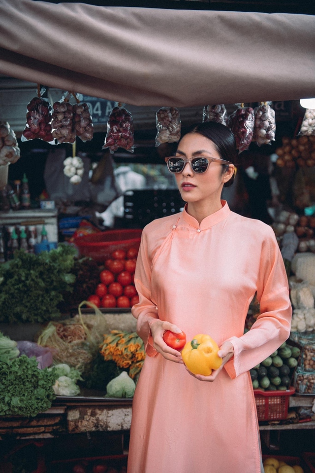 Đến hẹn lại l&ecirc;n: Tăng Thanh H&agrave; v&agrave; chồng doanh nh&acirc;n diện &aacute;o d&agrave;i, nắm chặt tay ng&agrave;y m&ugrave;ng 1 Tết!- Ảnh 3.