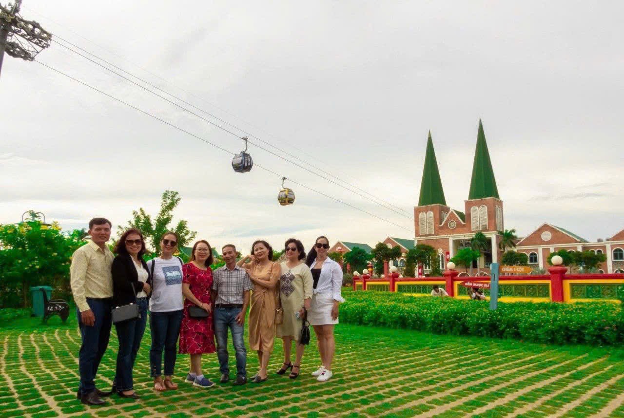 Mùng 1 Tết, “biển người” đổ về Miếu Bà Chúa Xứ núi Sam- Ảnh 12. Mùng 1 Tết, “biển người” đổ về Miếu Bà Chúa Xứ núi Sam- Ảnh 12.