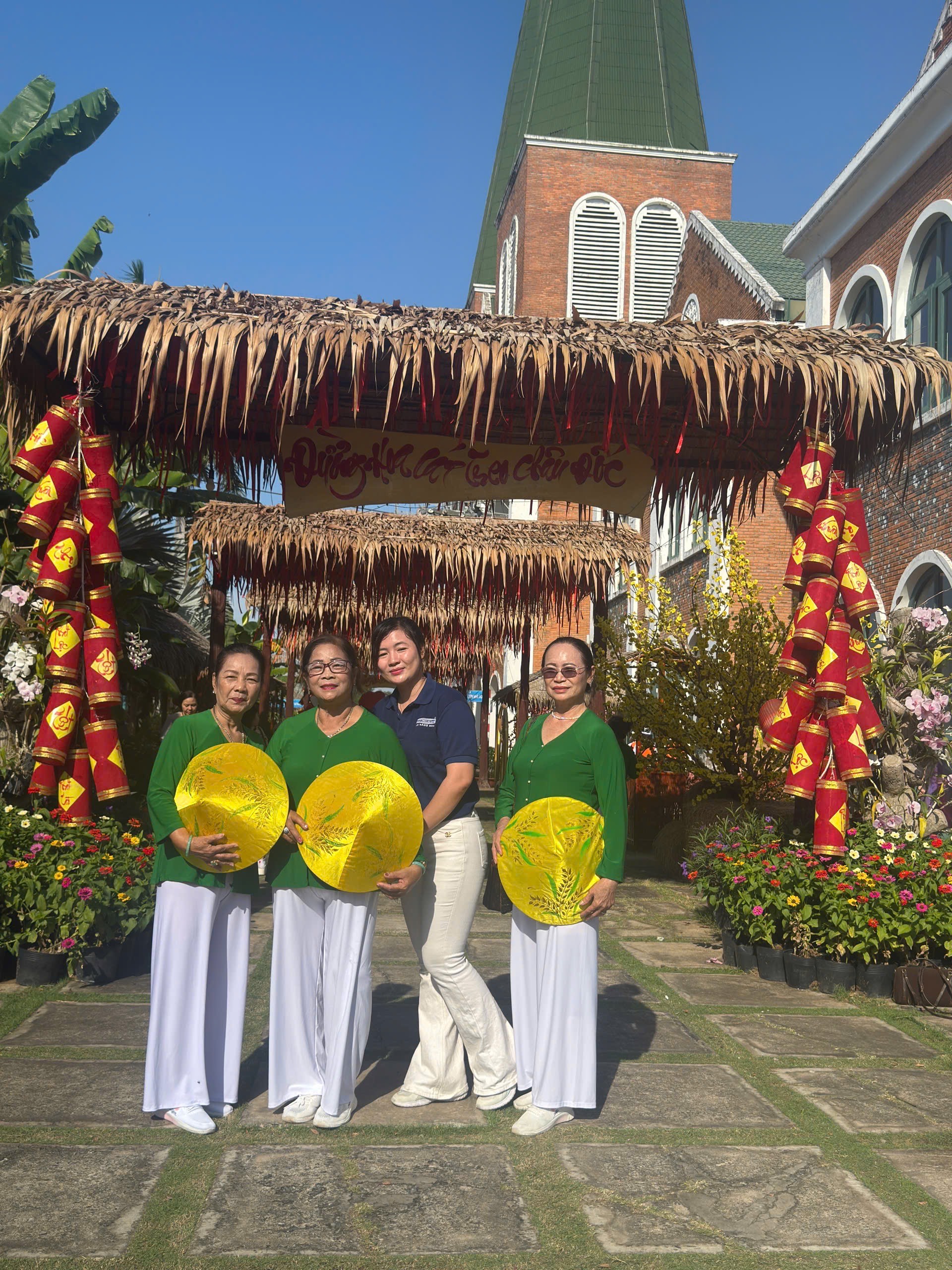 Mùng 1 Tết, “biển người” đổ về Miếu Bà Chúa Xứ núi Sam- Ảnh 14. Mùng 1 Tết, “biển người” đổ về Miếu Bà Chúa Xứ núi Sam- Ảnh 14.