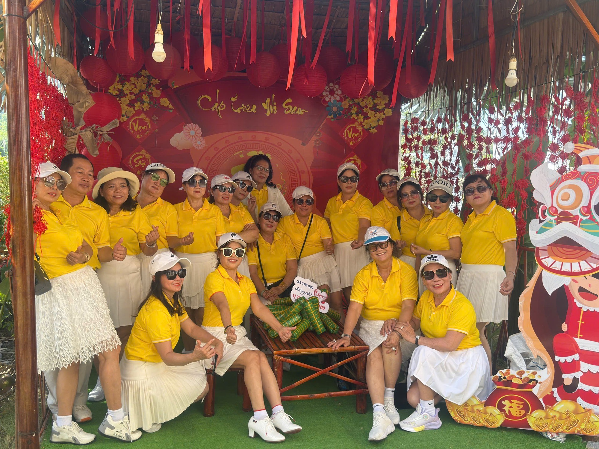 Mùng 1 Tết, “biển người” đổ về Miếu Bà Chúa Xứ núi Sam- Ảnh 15. Mùng 1 Tết, “biển người” đổ về Miếu Bà Chúa Xứ núi Sam- Ảnh 15.