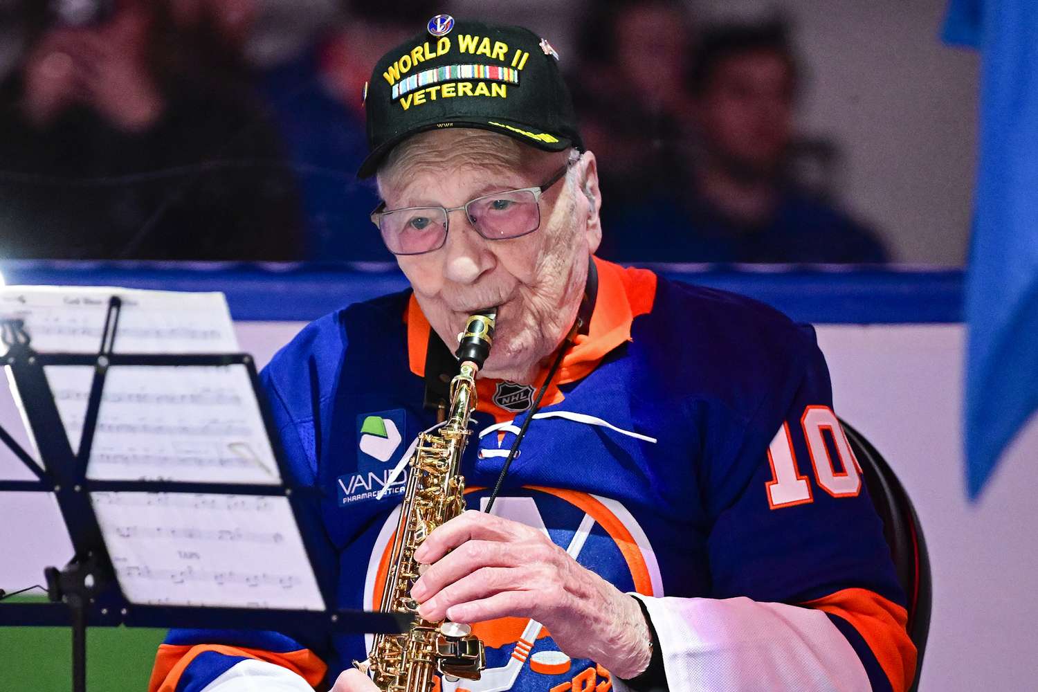 Cựu chiến binh 104 tuổi vẫn khỏe mạnh, chơi saxophone 1 tiếng mỗi ng&agrave;y nhờ&hellip; uống rượu v&agrave; ăn 3 thứ- Ảnh 1.