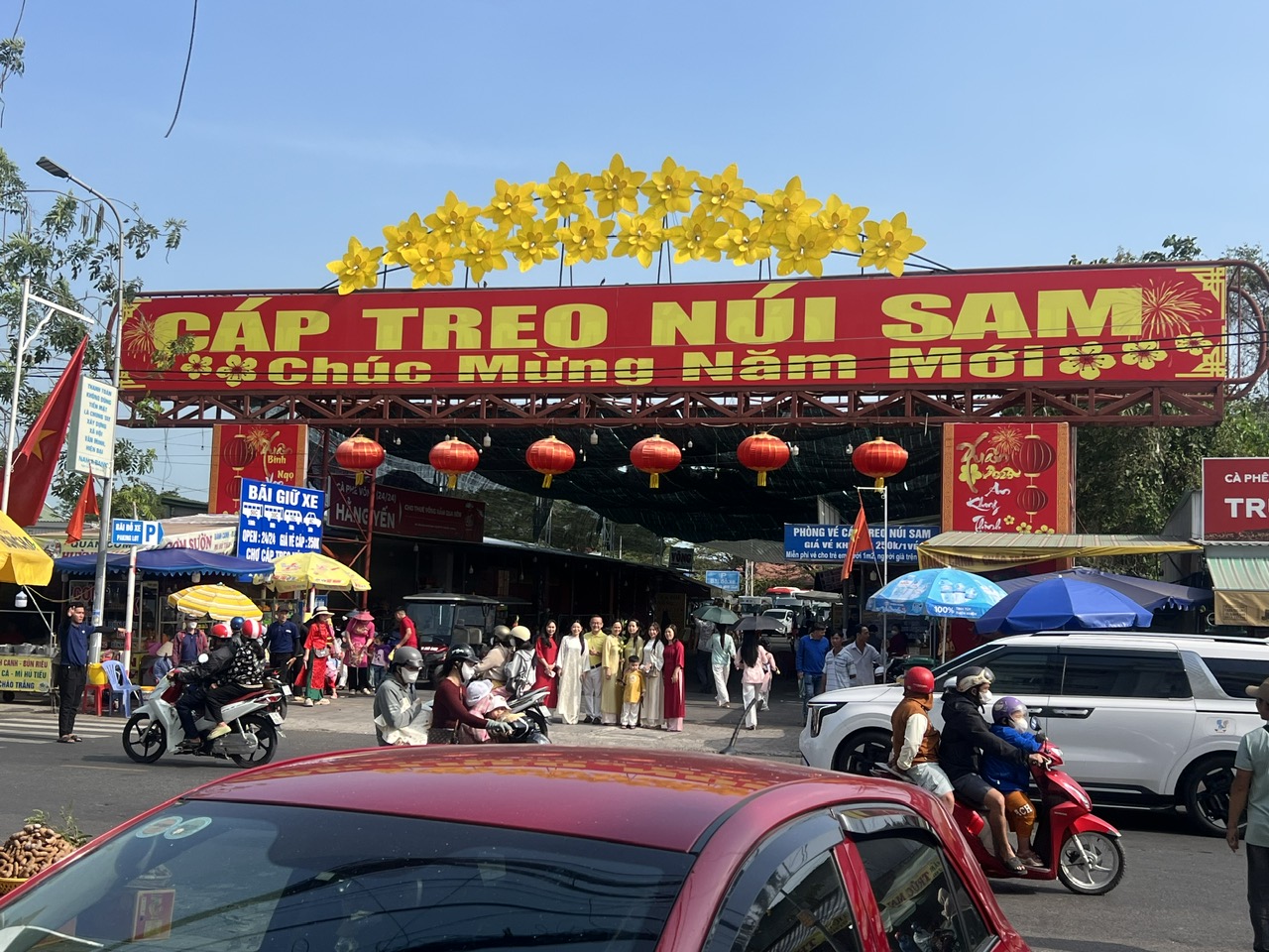 Mùng 1 Tết, “biển người” đổ về Miếu Bà Chúa Xứ núi Sam- Ảnh 4. Mùng 1 Tết, “biển người” đổ về Miếu Bà Chúa Xứ núi Sam- Ảnh 4.