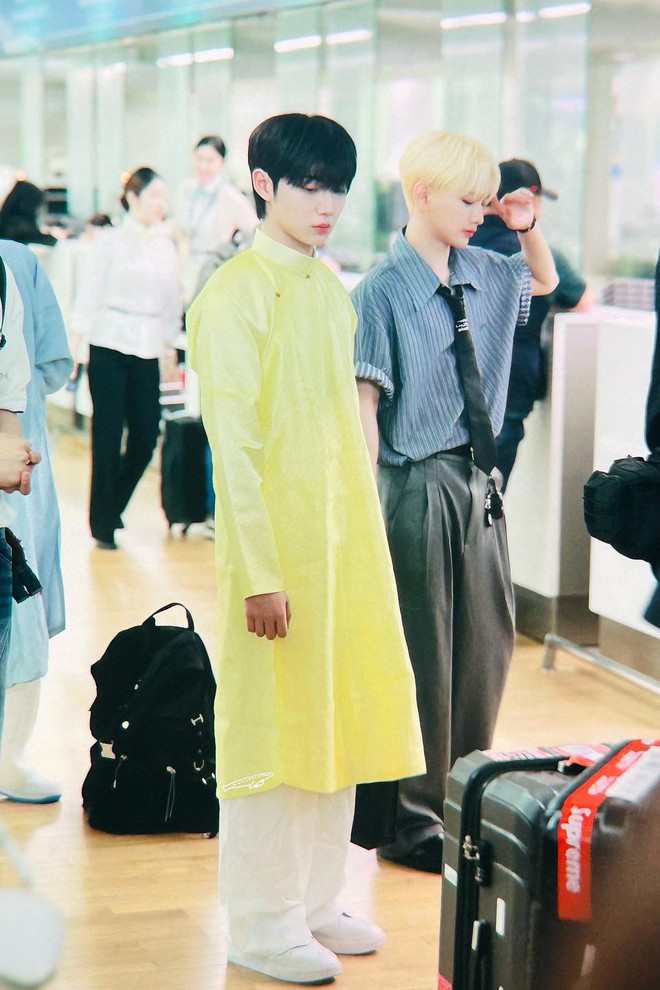 Nam thần trong nh&oacute;m nhạc H&agrave;n Quốc tung ngay bộ ảnh &aacute;o d&agrave;i đ&oacute;n Tết, ho&aacute; ra v&igrave; l&yacute; do đặc biệt!- Ảnh 7.