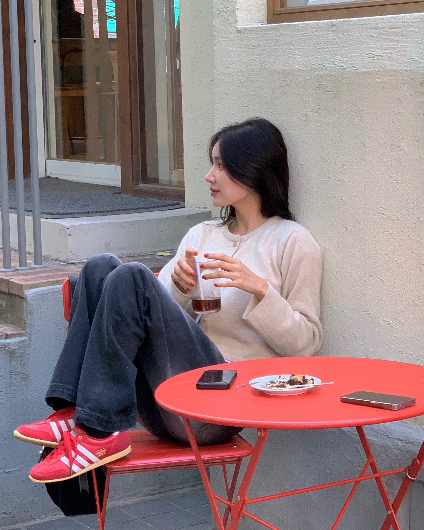 M&ugrave;ng 1 Tết may mắn ngập tr&agrave;n với 4 c&ocirc;ng thức diện đồ đỏ nổi bật, sang ng&uacute;t ng&agrave;n- Ảnh 8.