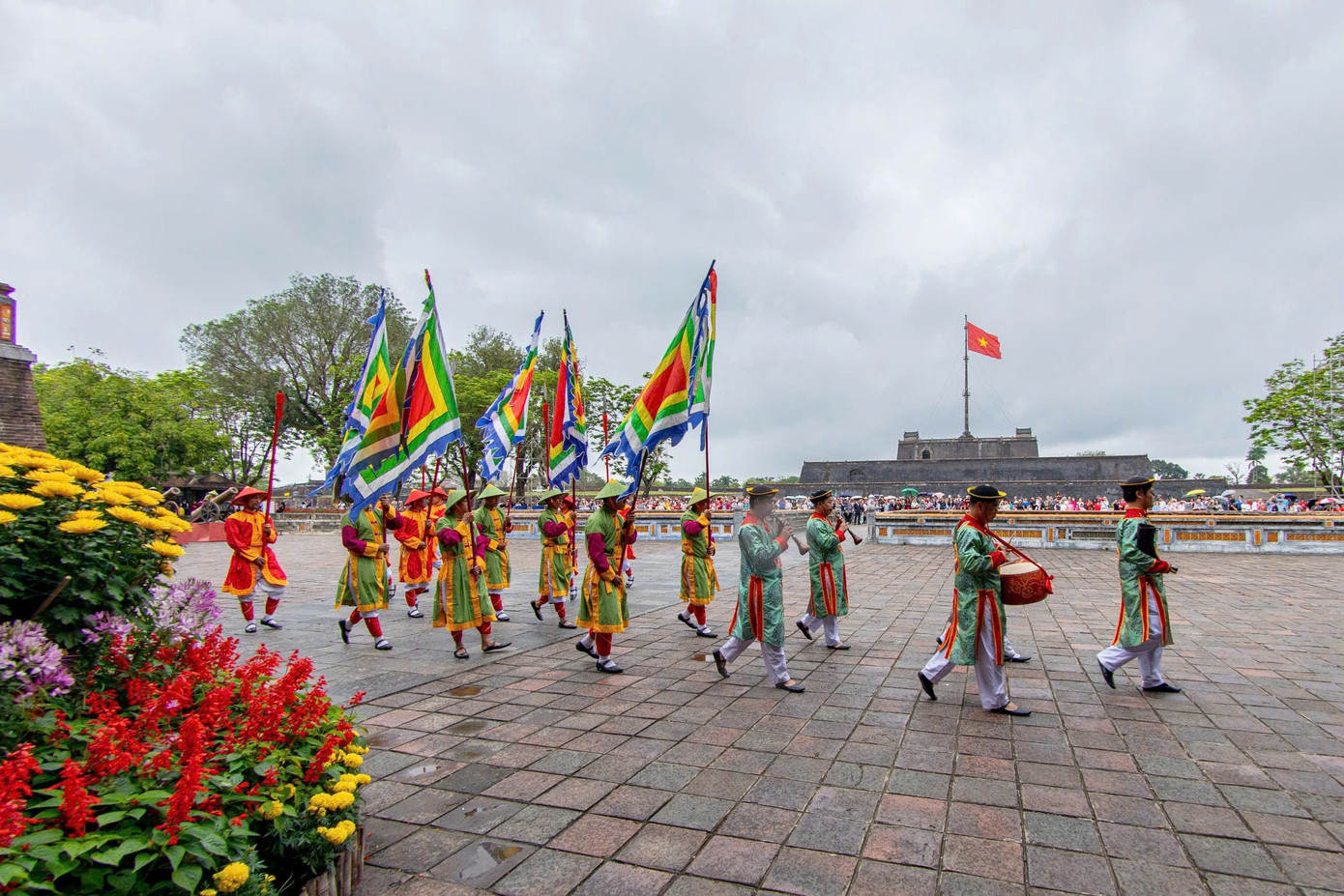 Du kh&aacute;ch &ugrave;n &ugrave;n &lsquo;x&ocirc;ng đất&rsquo; Đại nội Huế- Ảnh 4.