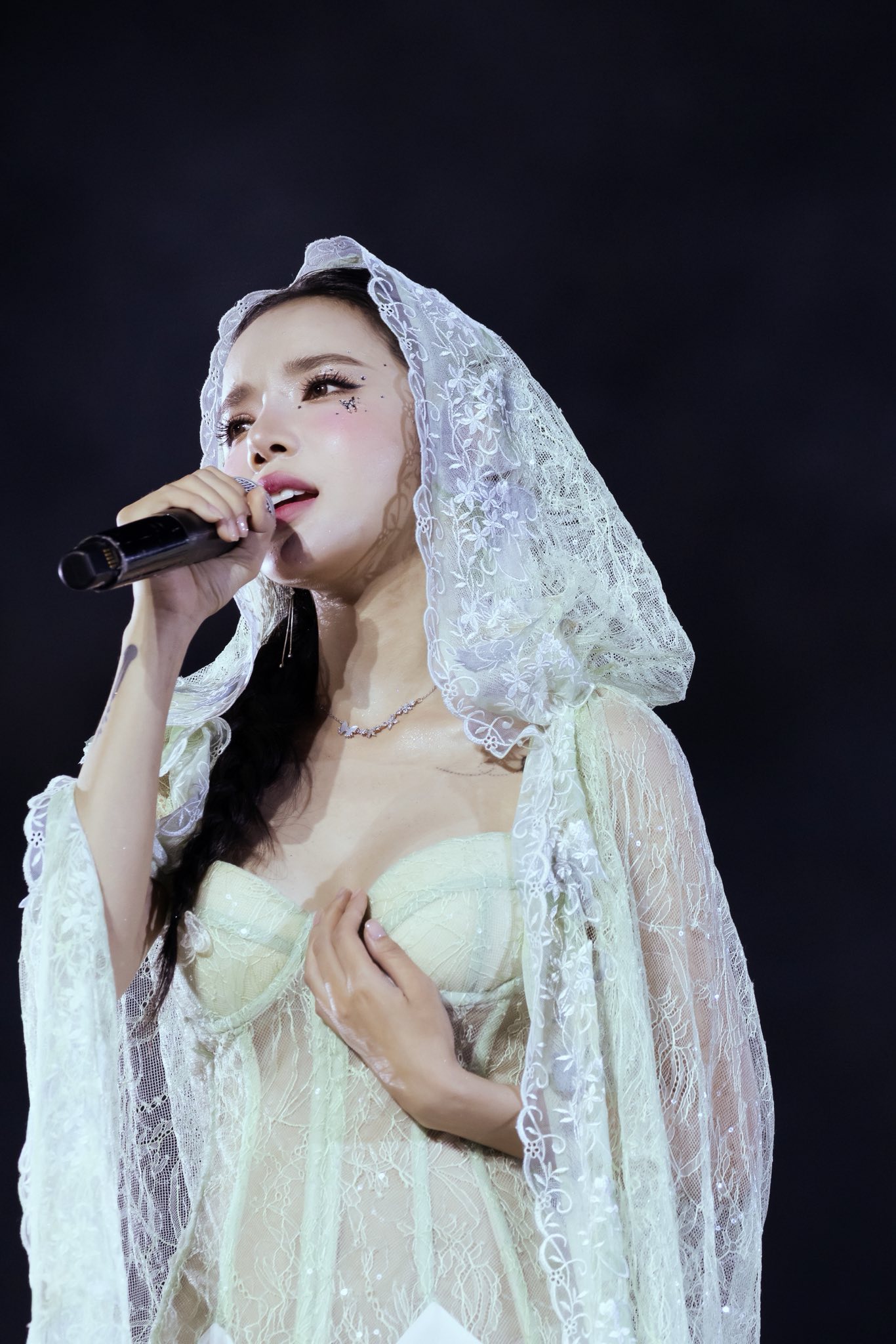 Mỹ nh&acirc;n l&agrave; 