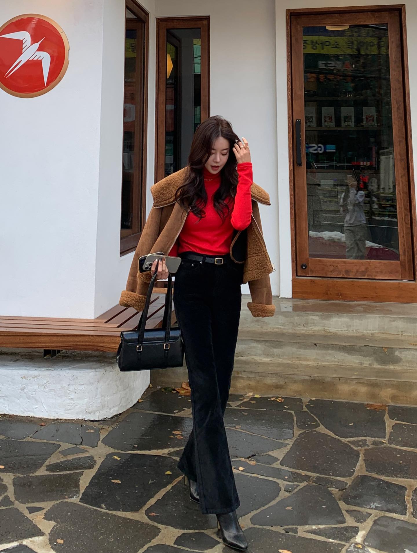 M&ugrave;ng 1 Tết may mắn ngập tr&agrave;n với 4 c&ocirc;ng thức diện đồ đỏ nổi bật, sang ng&uacute;t ng&agrave;n- Ảnh 5.