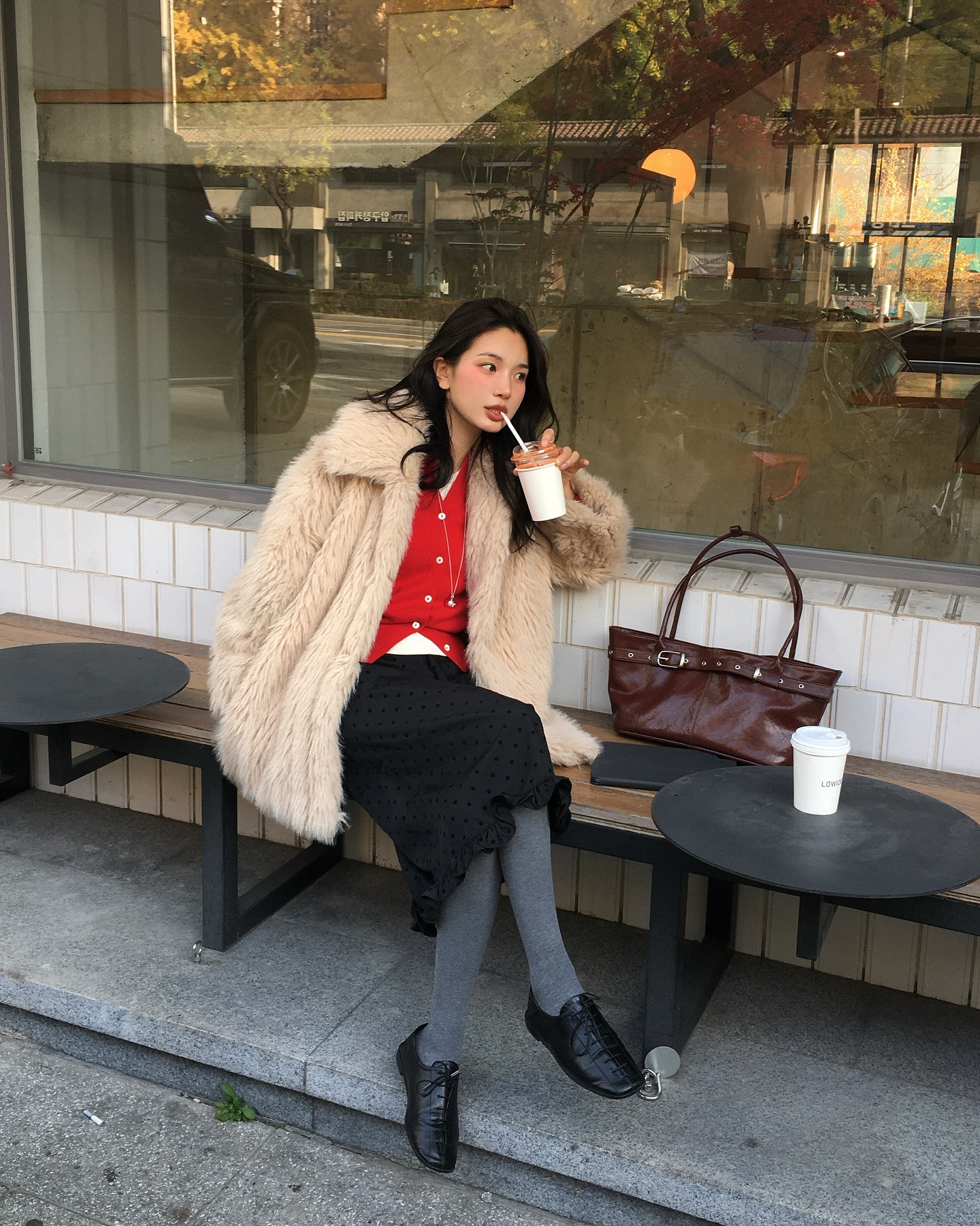 M&ugrave;ng 1 Tết may mắn ngập tr&agrave;n với 4 c&ocirc;ng thức diện đồ đỏ nổi bật, sang ng&uacute;t ng&agrave;n- Ảnh 1.