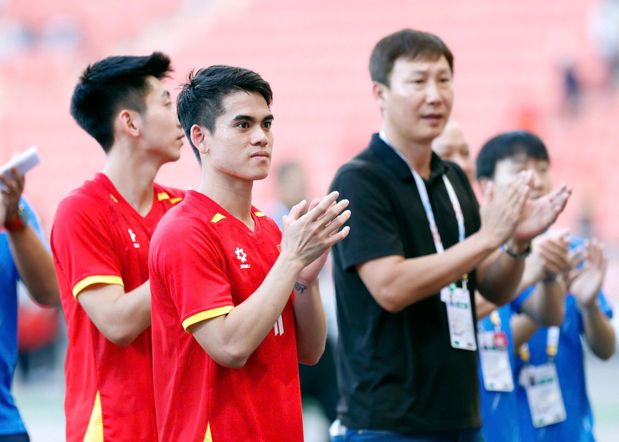 Tết về thăm nh&agrave; Khuất Văn Khang: "Năm mới ước mơ thi đấu thật tốt để x&acirc;y nh&agrave; b&aacute;o hiếu bố mẹ"- Ảnh 2.