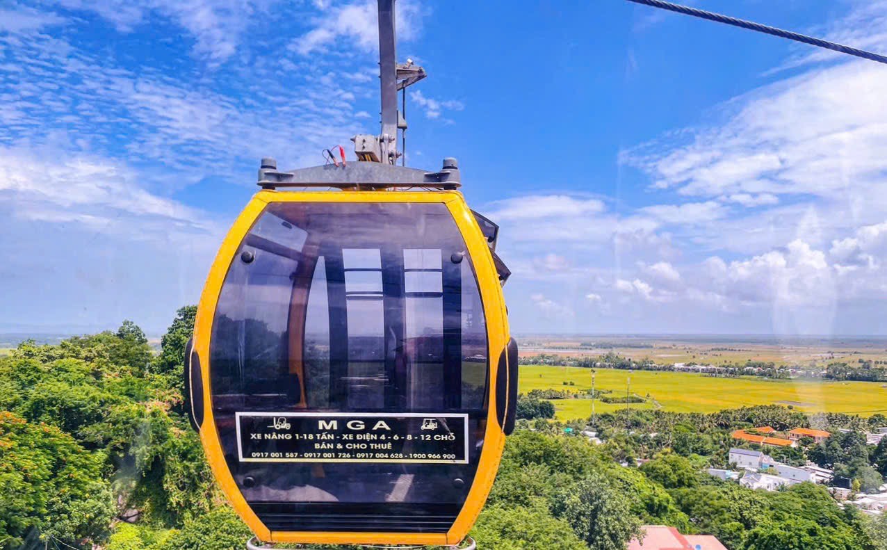 Mùng 1 Tết, “biển người” đổ về Miếu Bà Chúa Xứ núi Sam- Ảnh 5. Mùng 1 Tết, “biển người” đổ về Miếu Bà Chúa Xứ núi Sam- Ảnh 5.