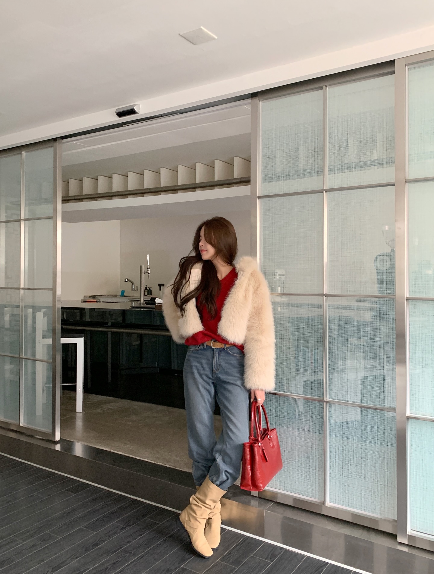 M&ugrave;ng 1 Tết may mắn ngập tr&agrave;n với 4 c&ocirc;ng thức diện đồ đỏ nổi bật, sang ng&uacute;t ng&agrave;n- Ảnh 4.