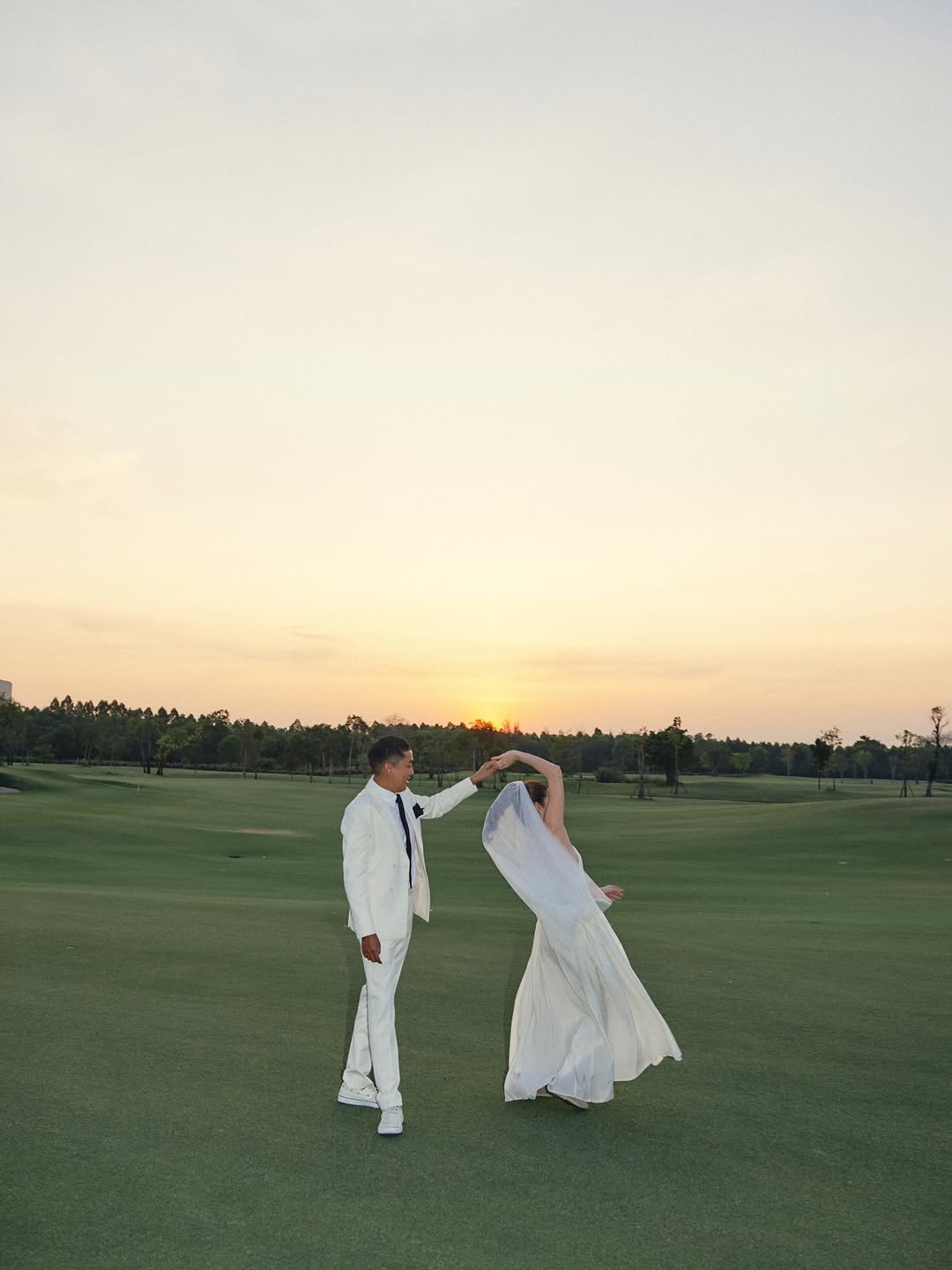 Cặp diễn vi&ecirc;n đ&igrave;nh đ&aacute;m kết h&ocirc;n sau 10 năm y&ecirc;u, khoảnh khắc c&ocirc; d&acirc;u ch&uacute; rể g&acirc;y x&ocirc;n xao- Ảnh 9.