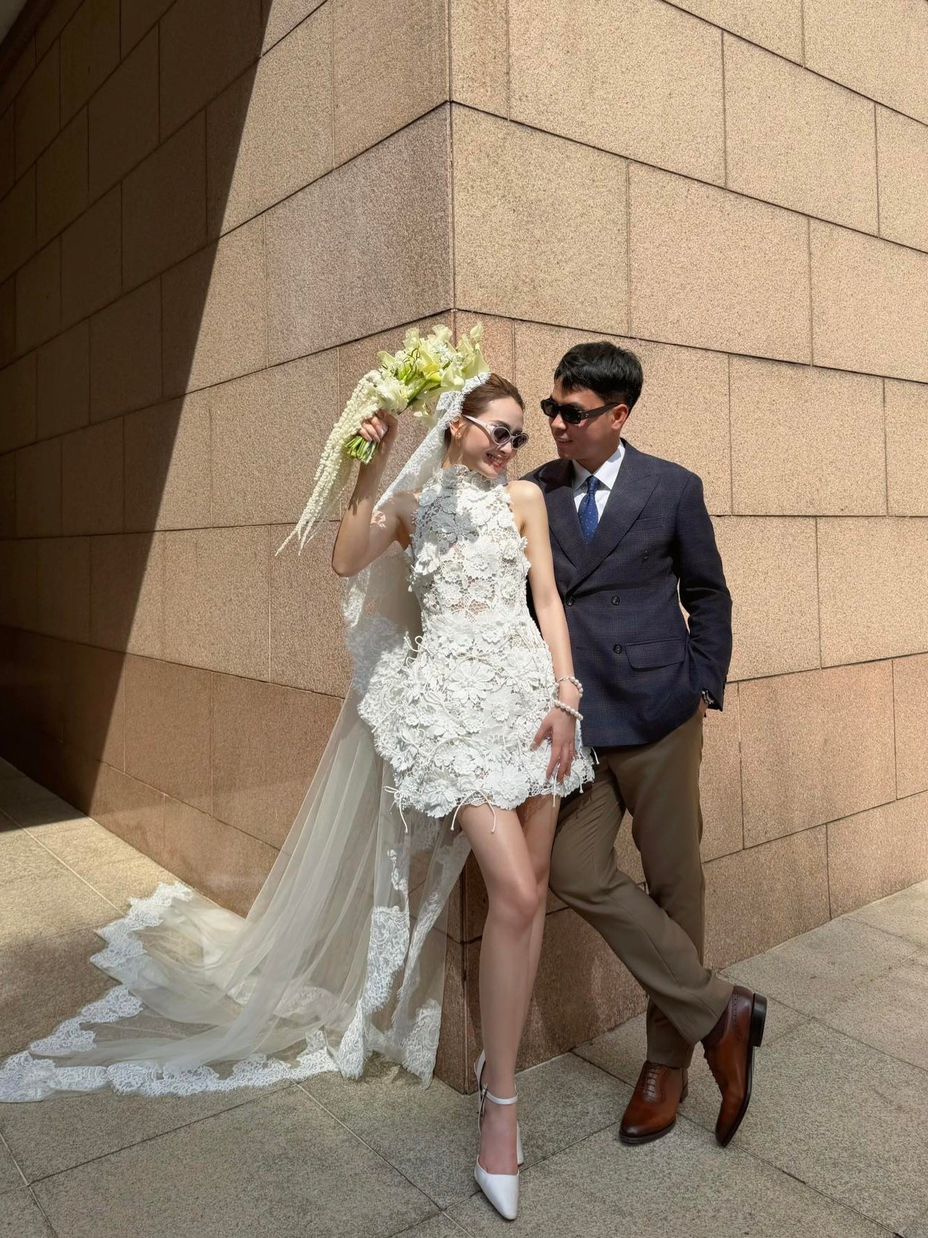 MC Huyền Trang Mù Tạt tung ảnh cưới xịn cùng tuyển thủ Việt Nam ngay năm mới, còn "xin" 30 cây vàng 9999 gây choáng- Ảnh 3. MC Huyền Trang Mù Tạt tung ảnh cưới cùng tuyển thủ Việt Nam ngay năm mới, còn