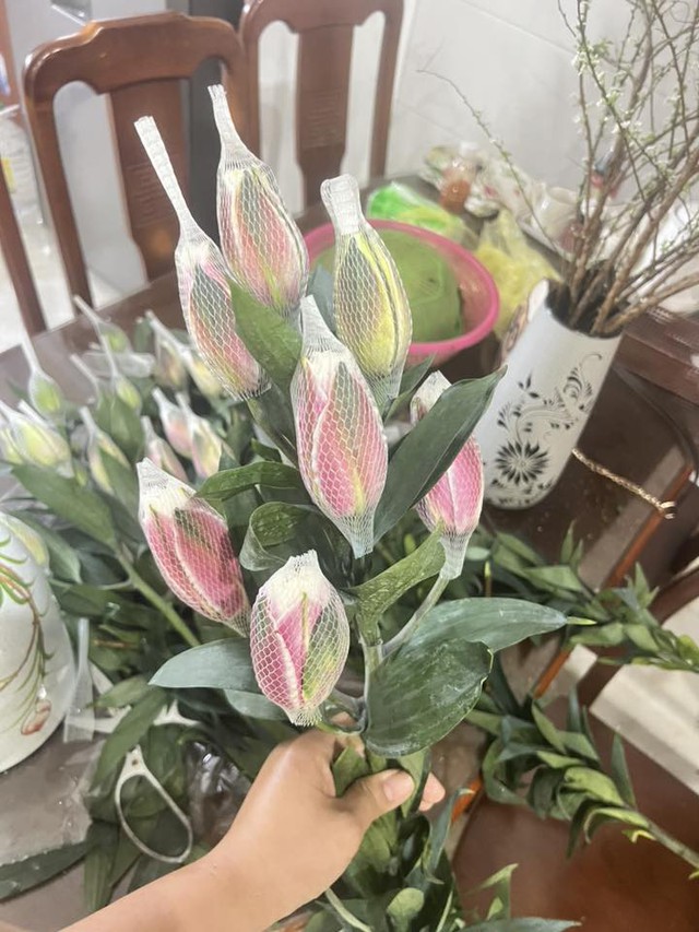 "Kiếp nạn" cắm hoa ly k&eacute;p ng&agrave;y Tết: 3 năm đều bị ch&aacute;y c&aacute;nh tịt ng&ograve;i, hội chị em b&oacute;c trần nguy&ecirc;n nh&acirc;n v&agrave; hiến kế chọn hoa bất bại- Ảnh 8.