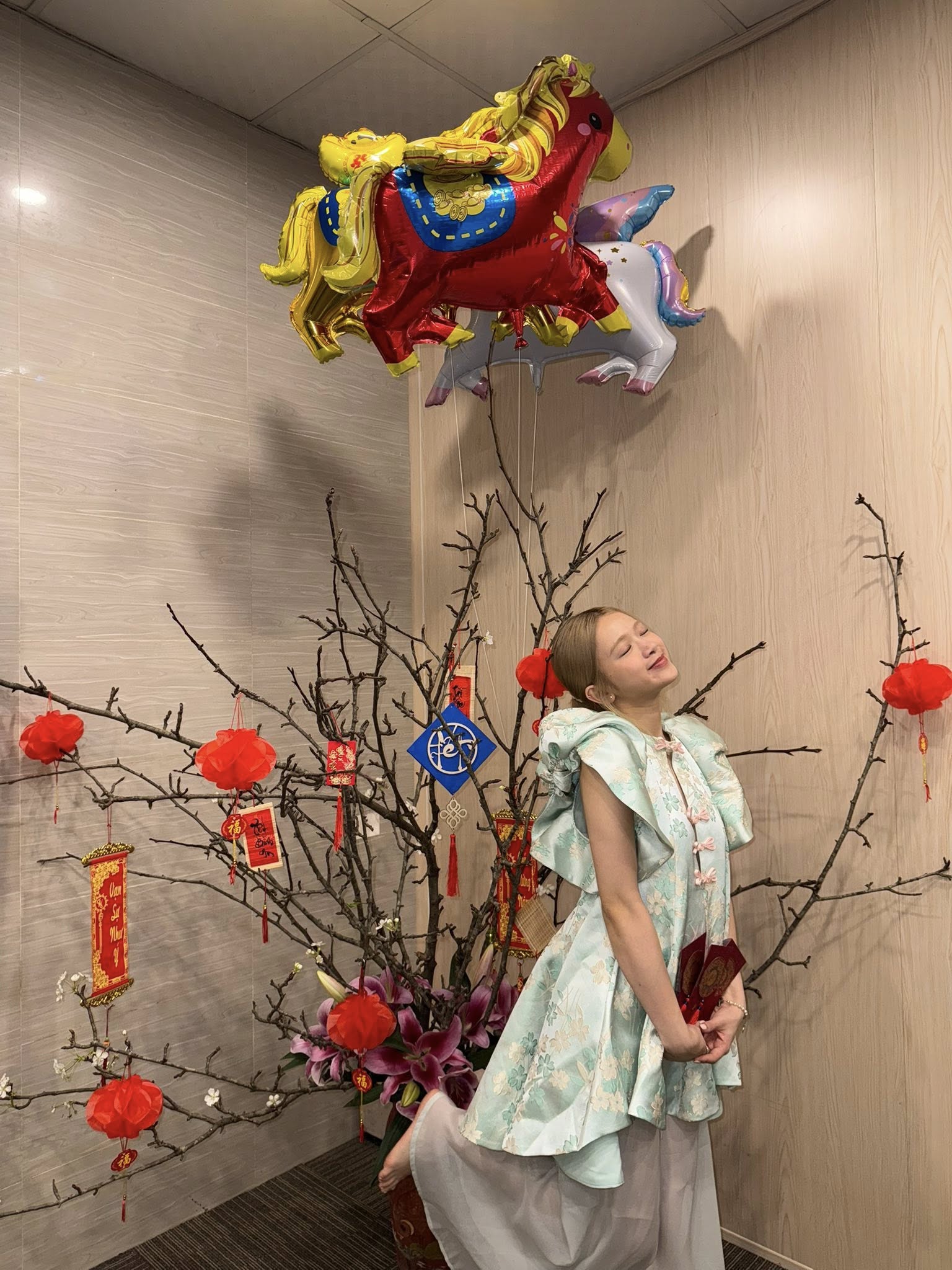 Mùng 1 Tết, cả Việt Nam diện áo dài đẹp điên 10 điểm- Ảnh 20.