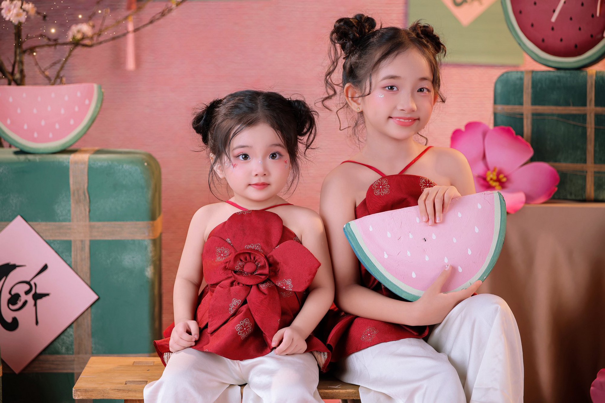 Xinh y&ecirc;u nhất d&agrave;n hot kids ng&agrave;y tết: Lisa nh&agrave; Kh&aacute;nh Thi - Phan Hiển dễ thương như b&uacute;p b&ecirc; b&ecirc;n chị g&aacute;i sang chảnh- Ảnh 1.