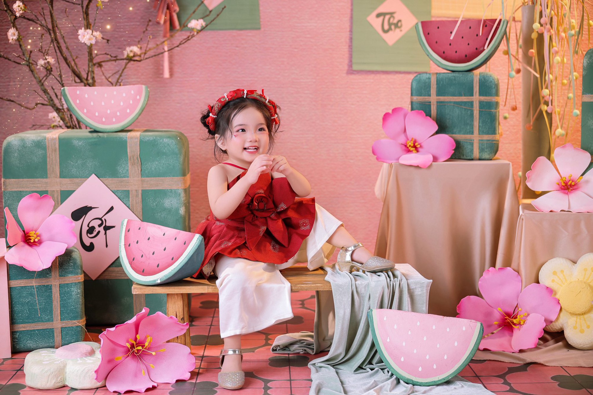 Xinh y&ecirc;u nhất d&agrave;n hot kids ng&agrave;y tết: Lisa nh&agrave; Kh&aacute;nh Thi - Phan Hiển dễ thương như b&uacute;p b&ecirc; b&ecirc;n chị g&aacute;i sang chảnh- Ảnh 3.