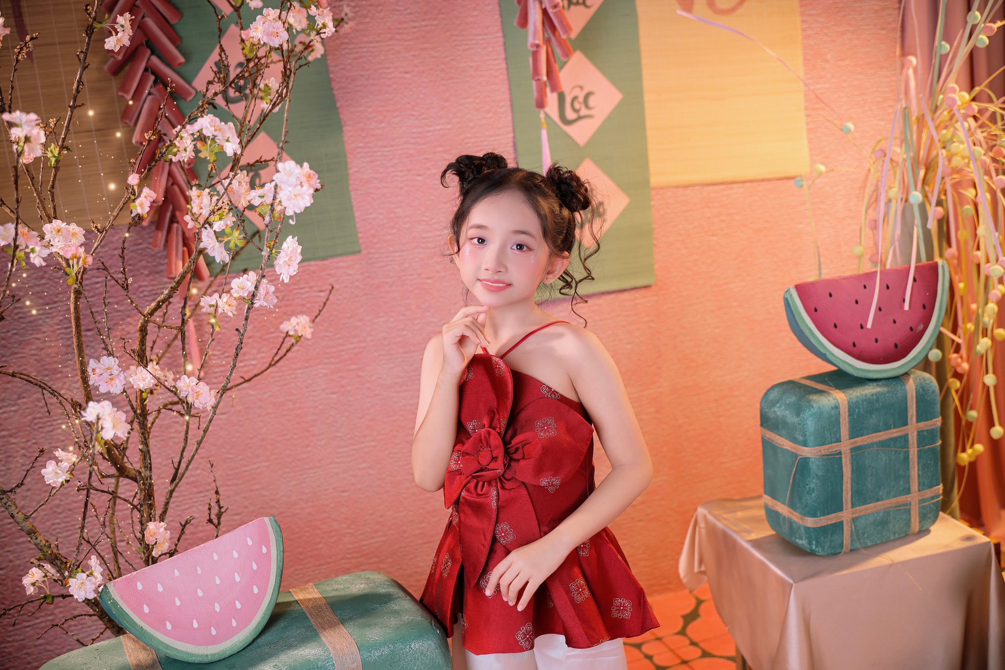 Xinh y&ecirc;u nhất d&agrave;n hot kids ng&agrave;y tết: Lisa nh&agrave; Kh&aacute;nh Thi - Phan Hiển dễ thương như b&uacute;p b&ecirc; b&ecirc;n chị g&aacute;i sang chảnh- Ảnh 9.