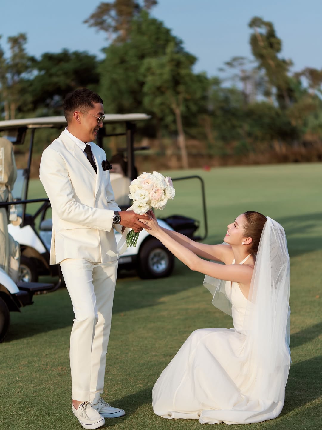 Cặp diễn vi&ecirc;n đ&igrave;nh đ&aacute;m kết h&ocirc;n sau 10 năm y&ecirc;u, khoảnh khắc c&ocirc; d&acirc;u ch&uacute; rể g&acirc;y x&ocirc;n xao- Ảnh 1.