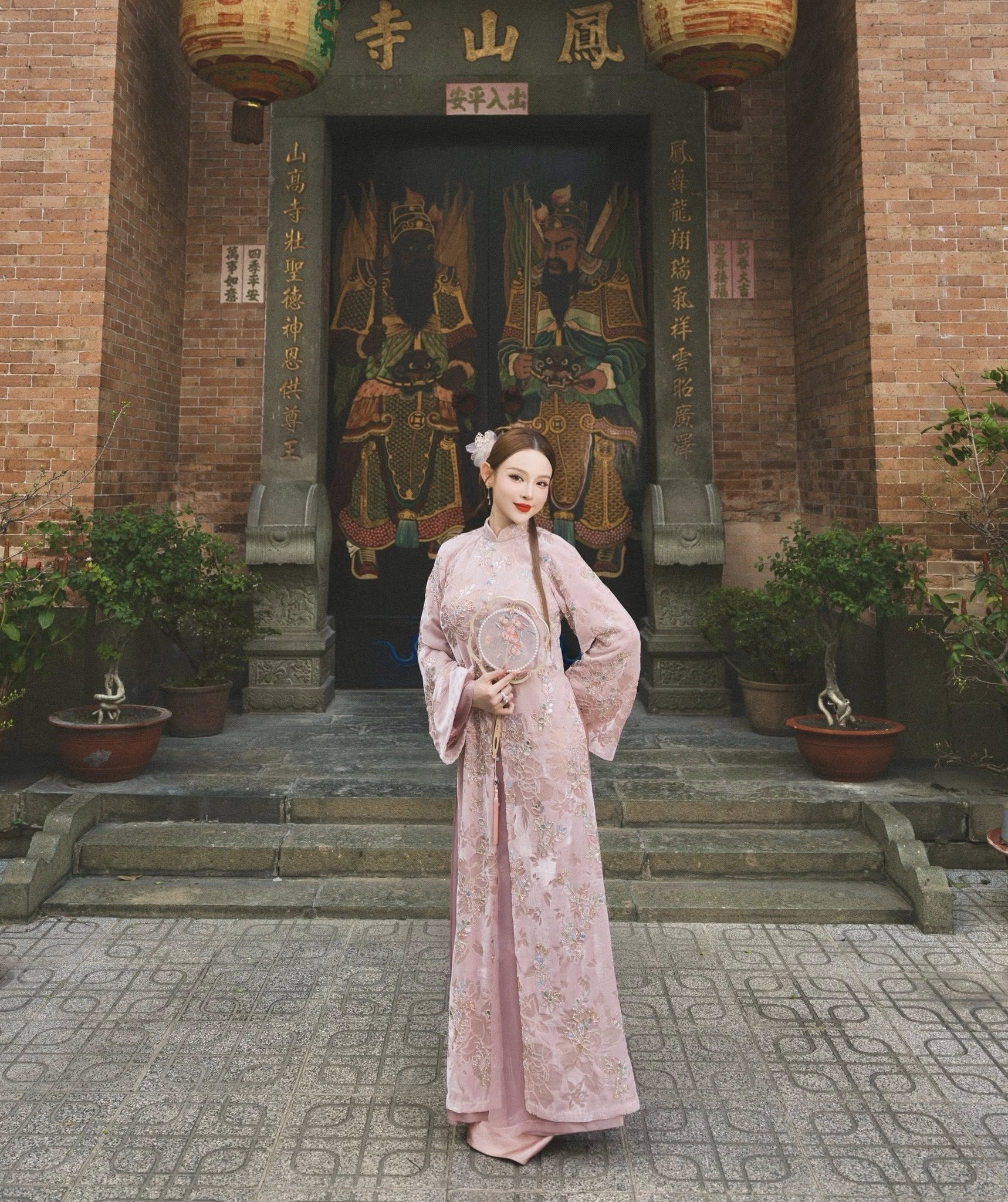 Mùng 1 Tết, cả Việt Nam diện áo dài đẹp điên 10 điểm- Ảnh 1.