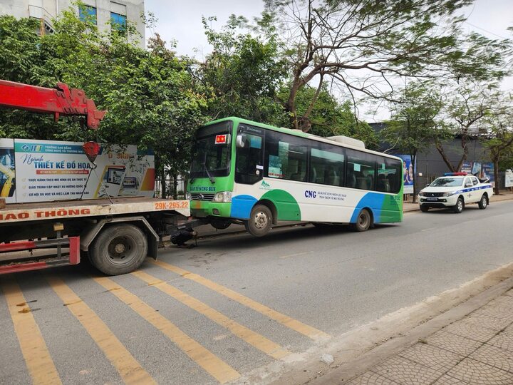 Uống bia khai xu&acirc;n, t&agrave;i xế xe bu&yacute;t ở H&agrave; Nội bị xử phạt vi phạm nồng độ cồn- Ảnh 1.
