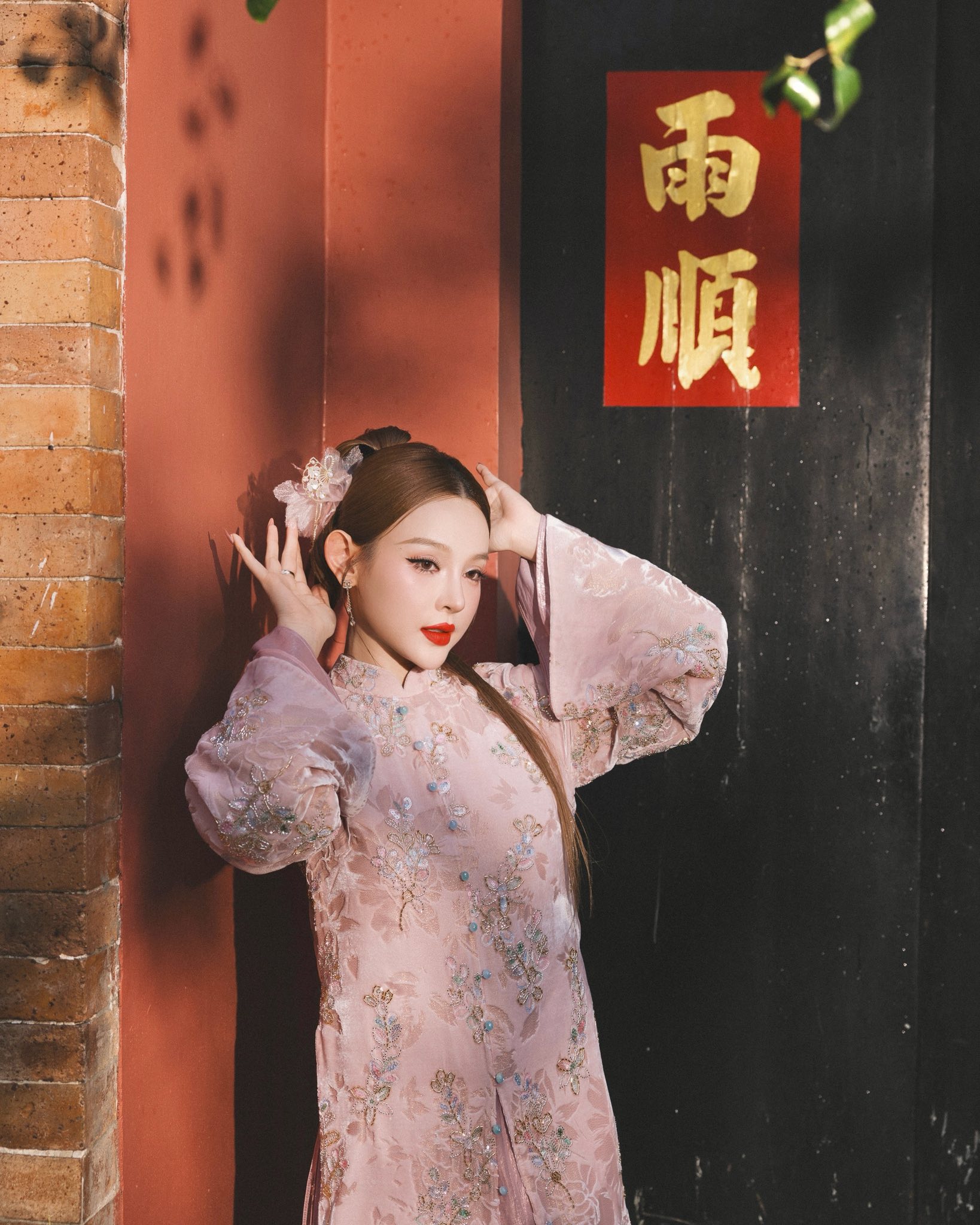 Mùng 1 Tết, cả Việt Nam diện áo dài đẹp điên 10 điểm- Ảnh 2.