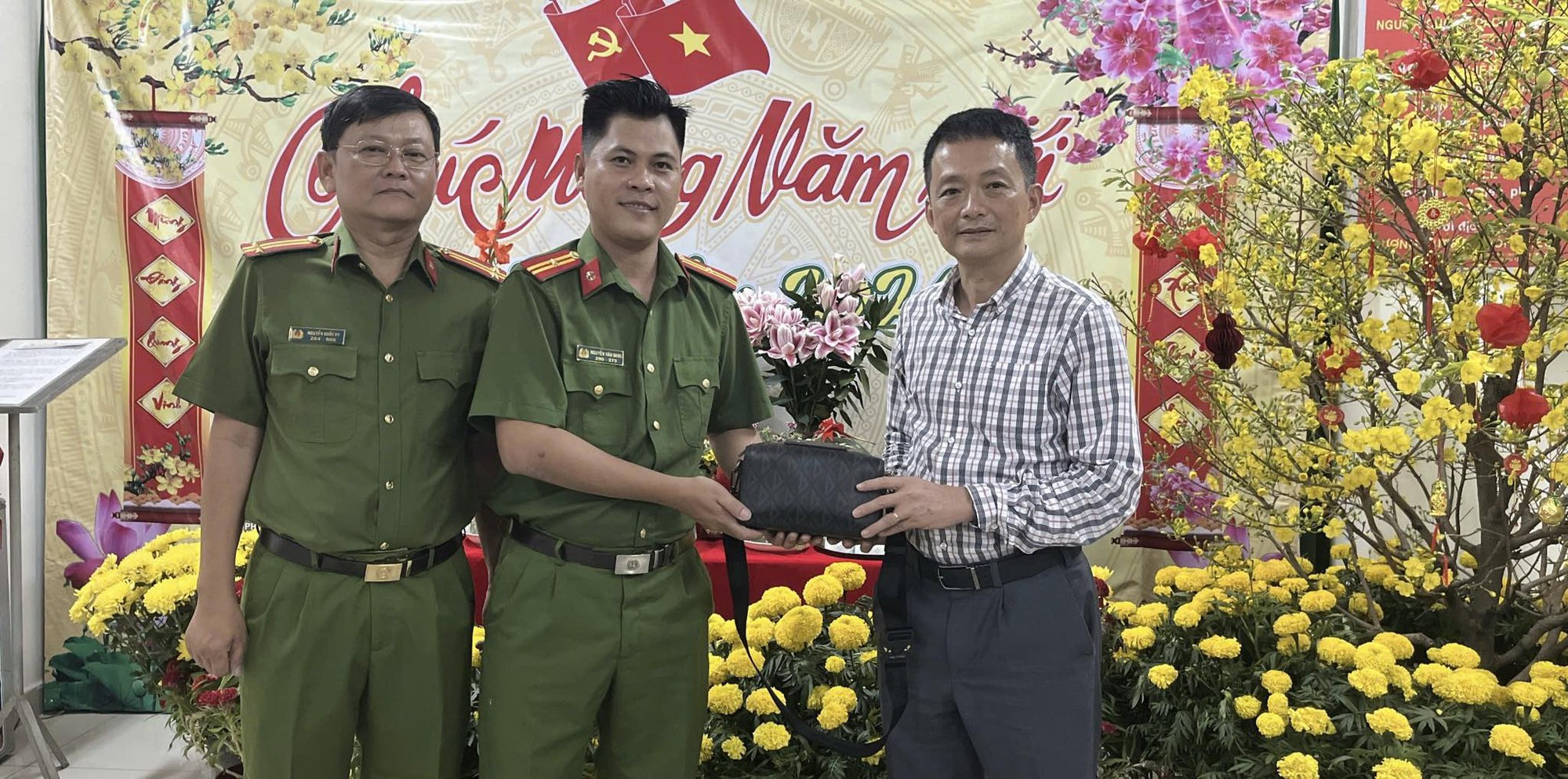 Mất giỏ x&aacute;ch chứa hơn 200 triệu đồng v&agrave; 6.800 USD đ&uacute;ng đ&ecirc;m Giao thừa, người đ&agrave;n &ocirc;ng vỡ &ograve;a sau 120 ph&uacute;t t&igrave;m lại đầy đủ- Ảnh 1.