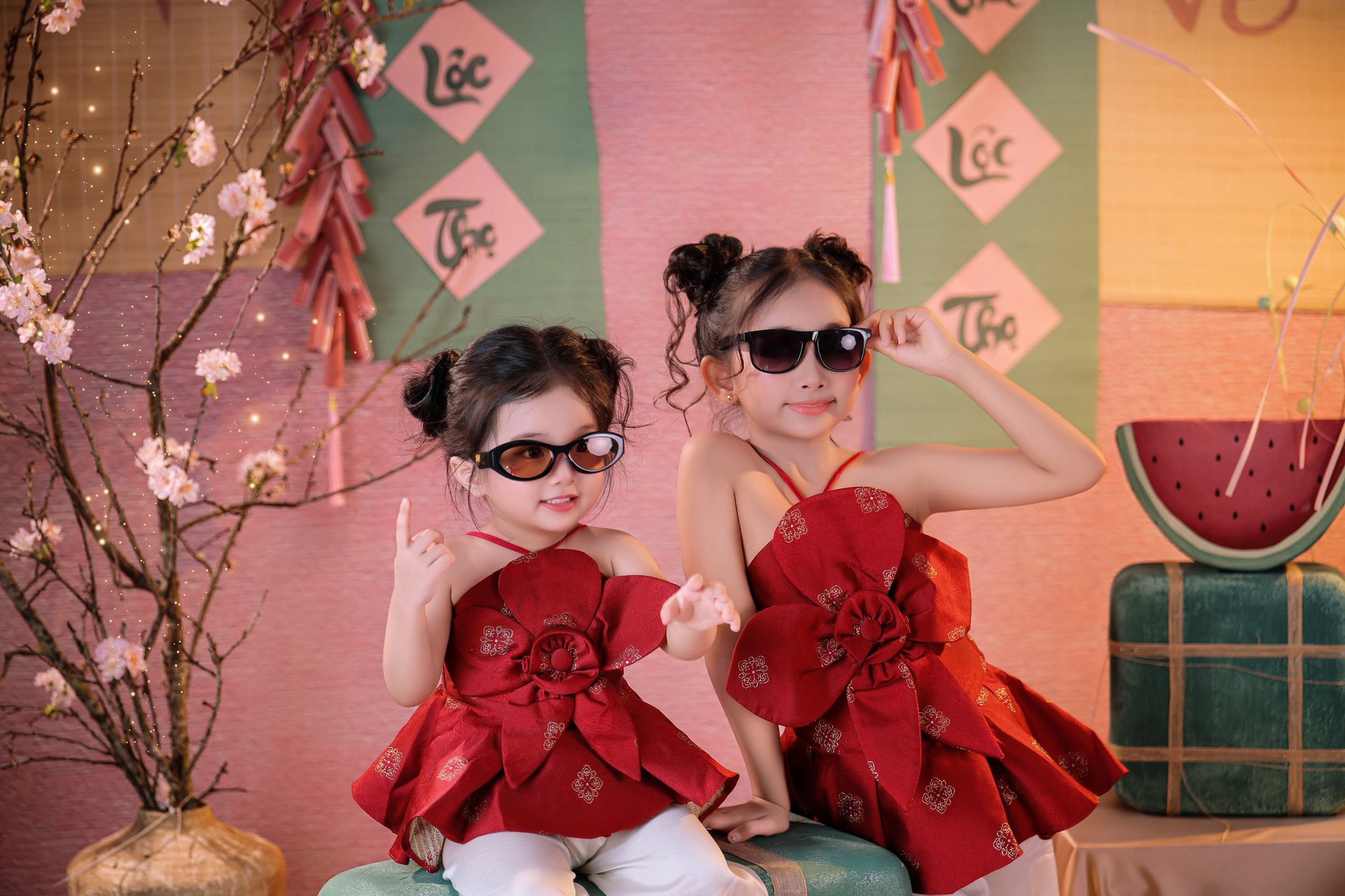 Xinh y&ecirc;u nhất d&agrave;n hot kids ng&agrave;y tết: Lisa nh&agrave; Kh&aacute;nh Thi - Phan Hiển dễ thương như b&uacute;p b&ecirc; b&ecirc;n chị g&aacute;i sang chảnh- Ảnh 2.