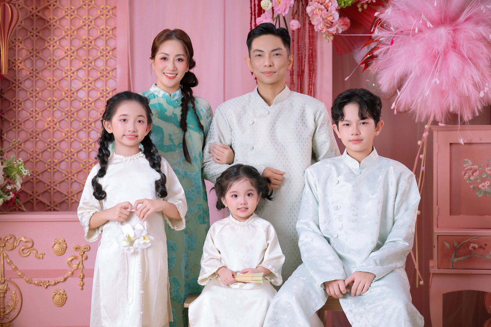 Xinh y&ecirc;u nhất d&agrave;n hot kids ng&agrave;y tết: Lisa nh&agrave; Kh&aacute;nh Thi - Phan Hiển dễ thương như b&uacute;p b&ecirc; b&ecirc;n chị g&aacute;i sang chảnh- Ảnh 13.