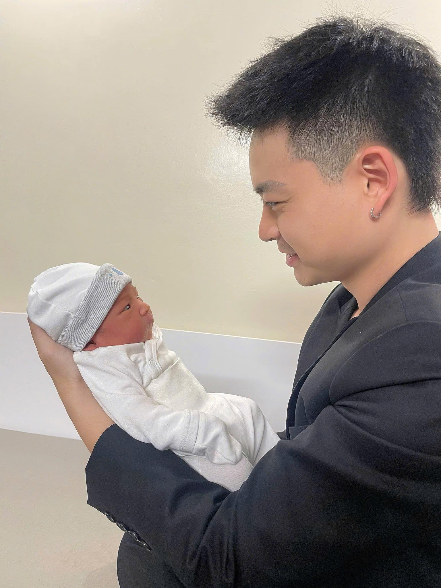 Sao nam Vbiz v&agrave; vợ y&ecirc;u 9 năm đ&oacute;n con đầu l&ograve;ng- Ảnh 1.