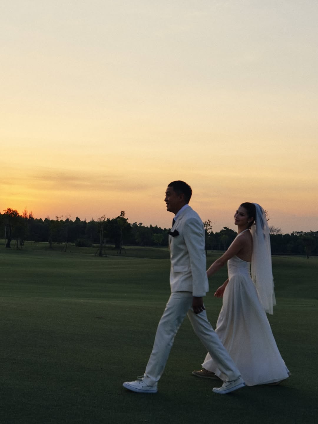 Cặp diễn vi&ecirc;n đ&igrave;nh đ&aacute;m kết h&ocirc;n sau 10 năm y&ecirc;u, khoảnh khắc c&ocirc; d&acirc;u ch&uacute; rể g&acirc;y x&ocirc;n xao- Ảnh 8.