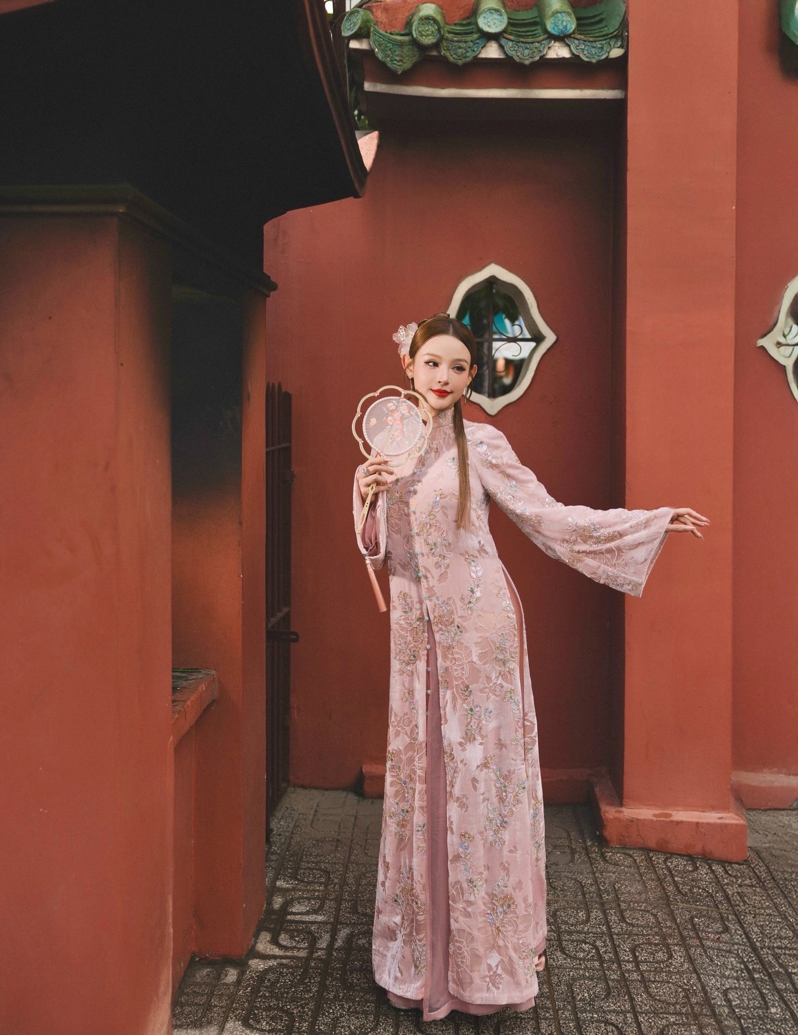 Mùng 1 Tết, cả Việt Nam diện áo dài đẹp điên 10 điểm- Ảnh 3.