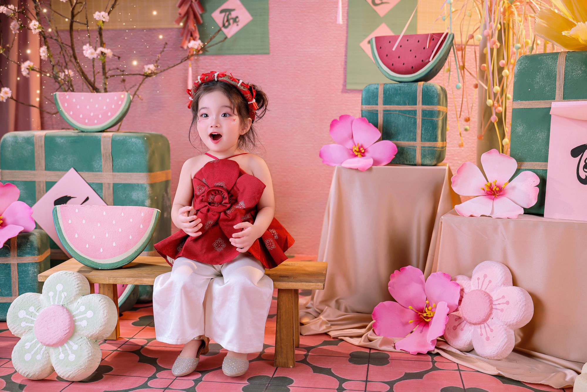 Xinh y&ecirc;u nhất d&agrave;n hot kids ng&agrave;y tết: Lisa nh&agrave; Kh&aacute;nh Thi - Phan Hiển dễ thương như b&uacute;p b&ecirc; b&ecirc;n chị g&aacute;i sang chảnh- Ảnh 4.