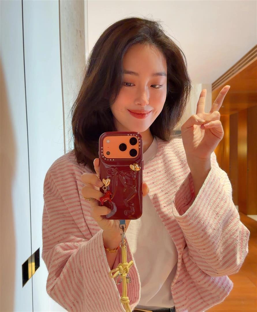 Mỹ nhân 92 sinh con cho thiếu gia tập đoàn được nhà chồng chấp thuận, khoe ảnh đón Tết trong dinh thự xa hoa- Ảnh 4. Mỹ nhân 92 sinh con cho thiếu gia tập đoàn được nhà chồng chấp thuận, khoe ảnh đón Tết trong dinh thự xa hoa- Ảnh 4.