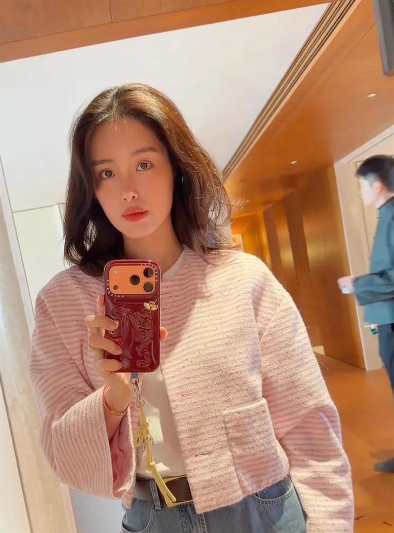 Mỹ nhân 92 sinh con cho thiếu gia tập đoàn được nhà chồng chấp thuận, khoe ảnh đón Tết trong dinh thự xa hoa- Ảnh 5. Mỹ nhân 92 sinh con cho thiếu gia tập đoàn được nhà chồng chấp thuận, khoe ảnh đón Tết trong dinh thự xa hoa- Ảnh 5.