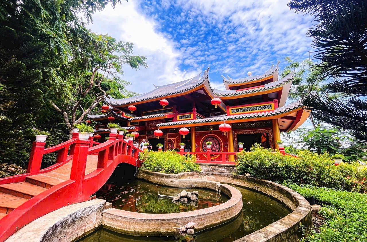 Mùng 1 Tết, “biển người” đổ về Miếu Bà Chúa Xứ núi Sam- Ảnh 7. Mùng 1 Tết, “biển người” đổ về Miếu Bà Chúa Xứ núi Sam- Ảnh 7.