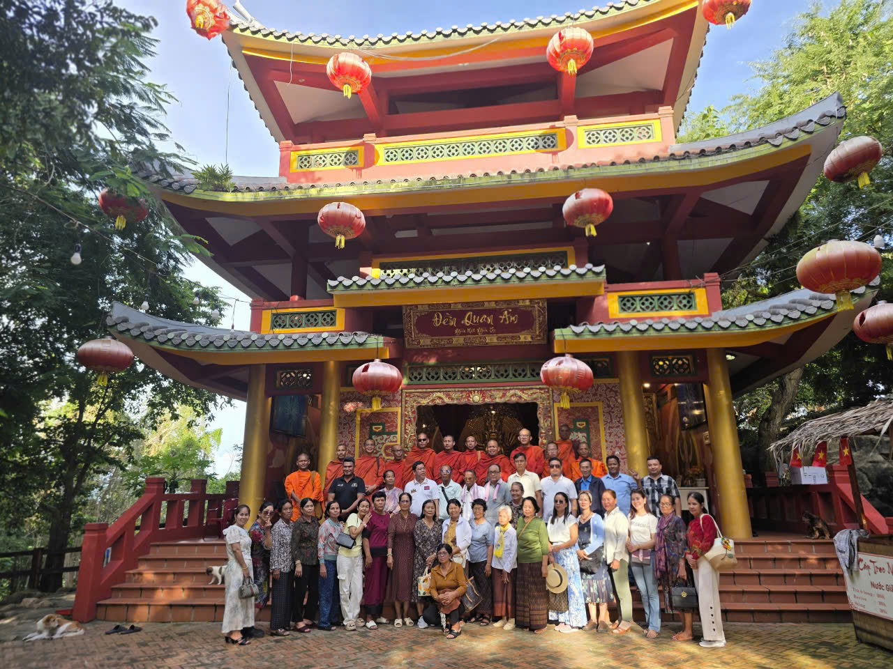 Mùng 1 Tết, “biển người” đổ về Miếu Bà Chúa Xứ núi Sam- Ảnh 9. Mùng 1 Tết, “biển người” đổ về Miếu Bà Chúa Xứ núi Sam- Ảnh 9.