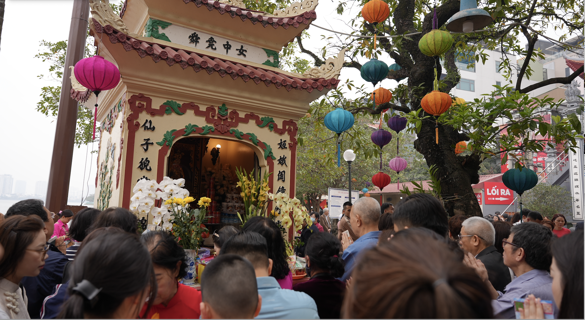 M&ugrave;ng 1 Tết ở H&agrave; Nội: C&oacute; một con đường tắc cứng từ s&aacute;ng sớm, nh&igrave;n th&ocirc;i đ&atilde; thấy n&ocirc; nức- Ảnh 7.