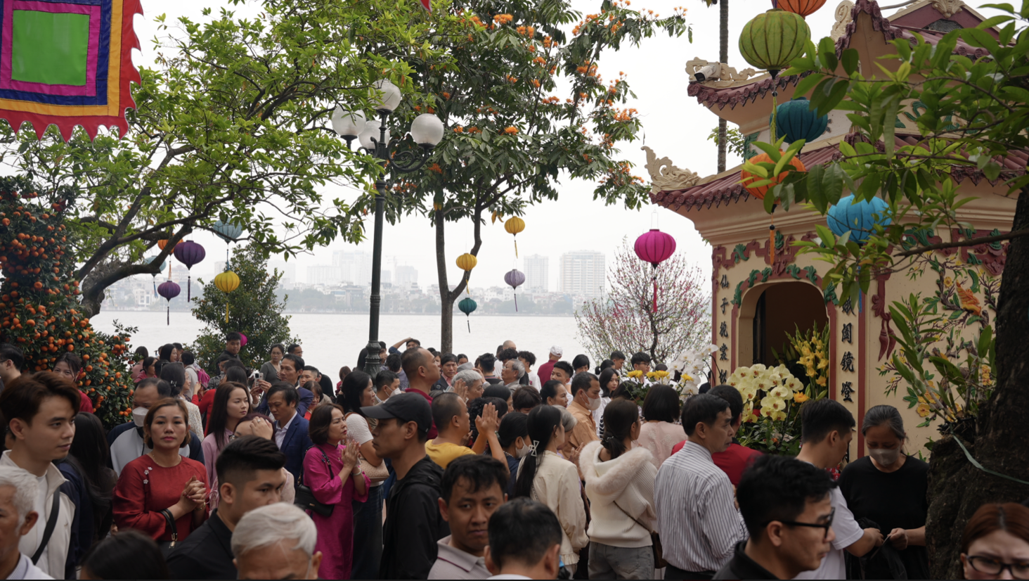 M&ugrave;ng 1 Tết ở H&agrave; Nội: C&oacute; một con đường tắc cứng từ s&aacute;ng sớm, nh&igrave;n th&ocirc;i đ&atilde; thấy n&ocirc; nức- Ảnh 13.