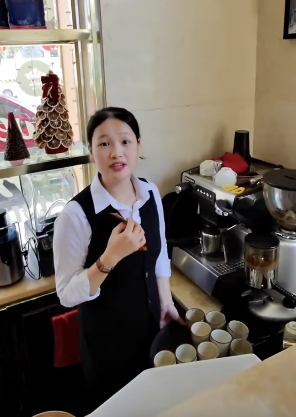 1 h&agrave;nh động của vị kh&aacute;ch T&acirc;y khiến nhiều người Việt h&aacute; hốc, li&ecirc;n tục cảm ơn rối r&iacute;t- Ảnh 3.