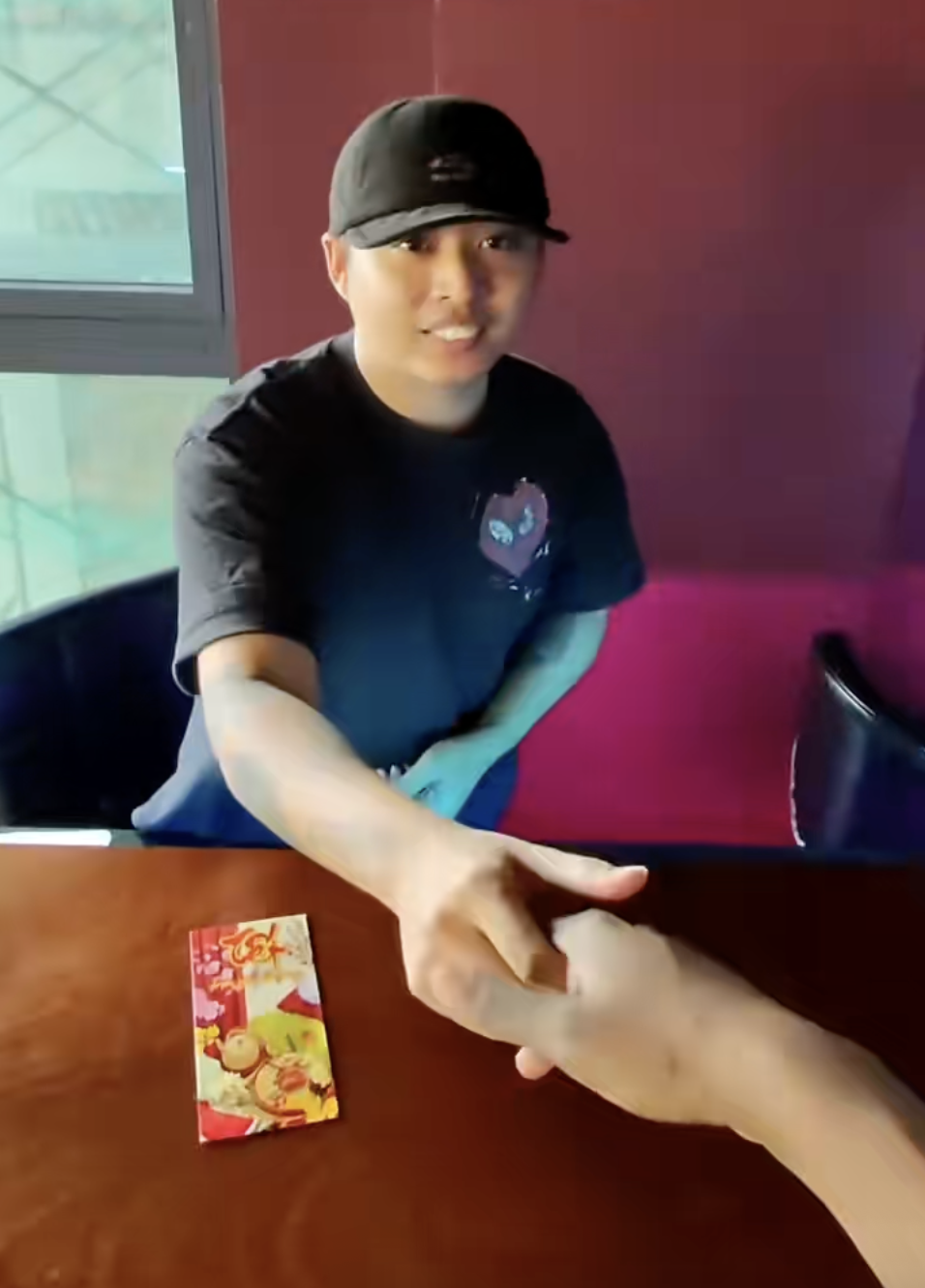 1 h&agrave;nh động của vị kh&aacute;ch T&acirc;y khiến nhiều người Việt h&aacute; hốc, li&ecirc;n tục cảm ơn rối r&iacute;t- Ảnh 4.