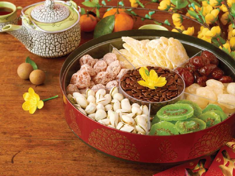 Thấy mẹ b&ecirc; b&aacute;nh kẹo Tết ra mời kh&aacute;ch, con trai t&ocirc;i "b&oacute;c phốt" 1 c&acirc;u m&agrave; mẹ ngại đỏ mặt: Từ năm sau xin chừa th&oacute;i gian dối!- Ảnh 1.