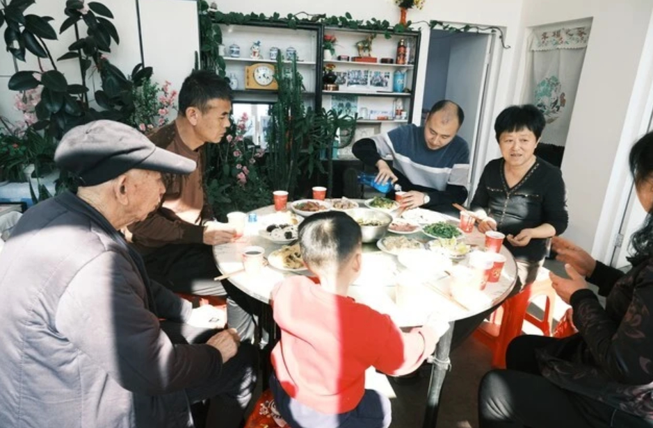 Năm thứ 2 nh&agrave; t&ocirc;i "cạch mặt" họ h&agrave;ng v&igrave; 1 c&acirc;u n&oacute;i qu&aacute; v&ocirc; duy&ecirc;n ng&agrave;y Tết: Lời kể của một phụ huynh khiến ai đọc cũng giật m&igrave;nh!- Ảnh 1.