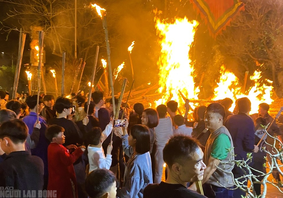 Cả l&agrave;ng ở Thanh H&oacute;a rủ nhau ra đ&igrave;nh l&agrave;ng xin lửa đ&ecirc;m Giao thừa- Ảnh 1.