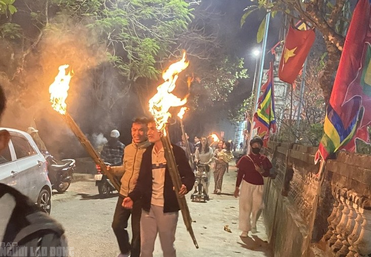 Cả l&agrave;ng ở Thanh H&oacute;a rủ nhau ra đ&igrave;nh l&agrave;ng xin lửa đ&ecirc;m Giao thừa- Ảnh 2.